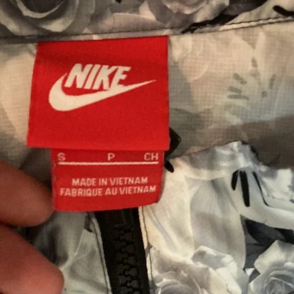 nike floral zip up windbreaker, perfect condition! - Picture 2 of 2